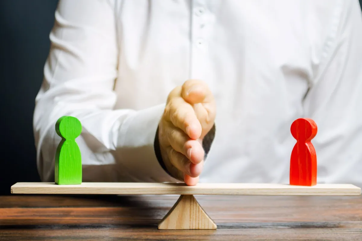 ASSM-When to consider mediation for a strata dispute people on scales and a mediator / arbitrator